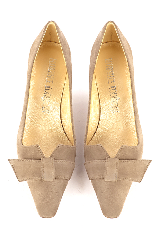 Tan beige women's dress pumps, with a knot on the front. Tapered toe. Medium spool heels. Top view - Florence KOOIJMAN